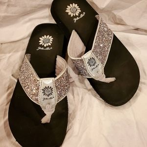 Yellow Box Flip Flops Silver Size 7